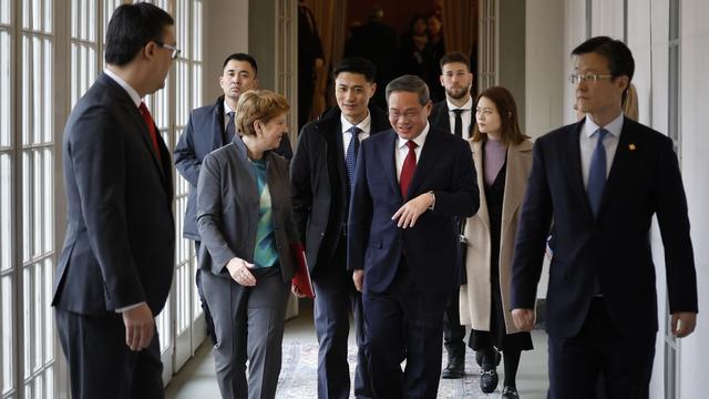 Berne et Pékin signent une déclaration commune lors de la visite officielle du Premier ministre chinois. [KEYSTONE - PETER KLAUNZER]