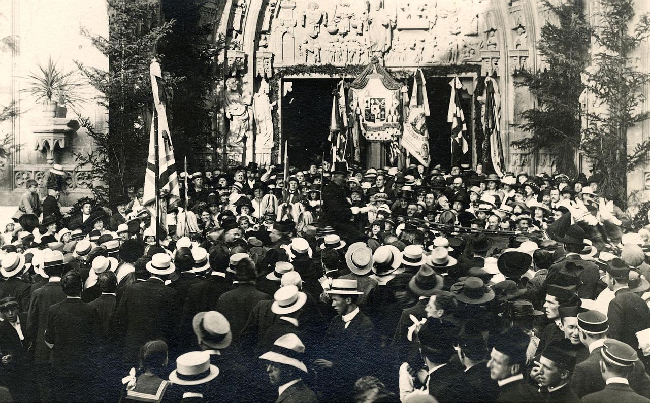 Réception de Mgr Besson à la cathédrale Saint-Nicolas, à Fribourg. [Bibliothèque cantonale et universitaire de Fribourg, Collection de cartes postales]