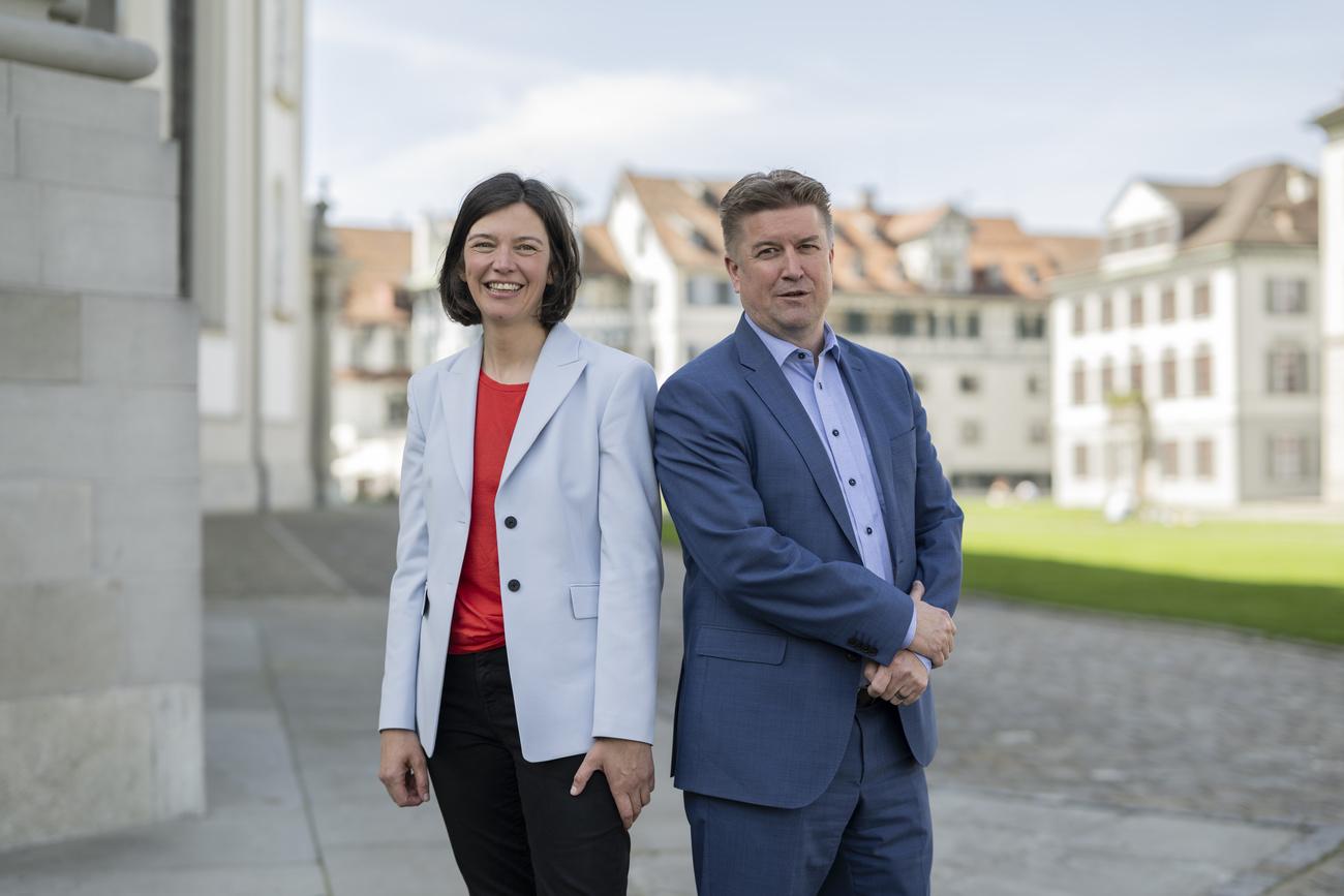 Bettina Surber (PS) et Christof Hartmann (UDC) sont les deux nouveaux conseillers d'Etat saint-gallois [Keystone - Gian Ehrenzeller]