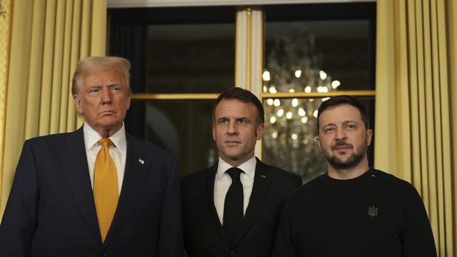 Donald Trump, Volodymyr Zelensky et Emmanuel Macron entament une réunion trilatérale à Paris. [KEYSTONE - AURELIEN MORISSARD]