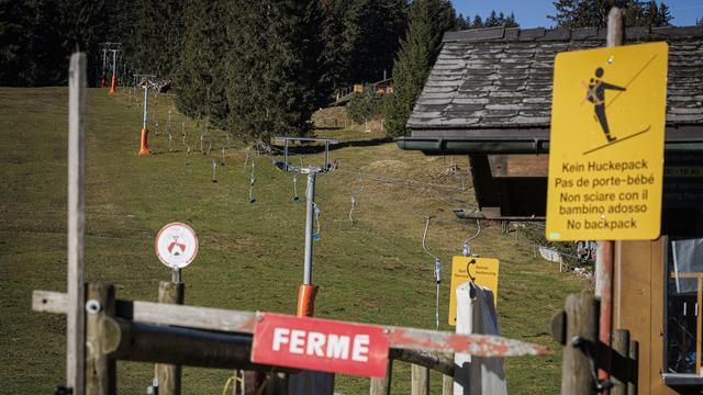 La station de ski des Paccots (FR) manque cruellement de neige, ce 28 janvier 2024. [Keystone - Valentin Flauraud]
