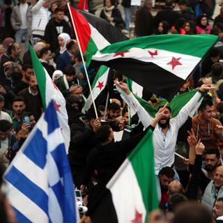 La population et diaspora syrienne réfugiée à l'étranger en liesse après la chute de la dictature el-Assad aux mains des rebelles. [Keystone/EPA - Alexander Beltes]