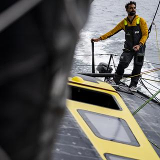 Alan Roura en préparation pour le Vendée Globe 2024. [Keystone - Jean-Christophe Bott]