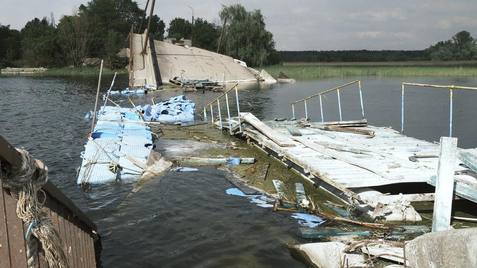Un pont détruit dans la région de Rubizhne, près de Vovtchansk. [KEYSTONE - GEORGE IVANCHENKO]
