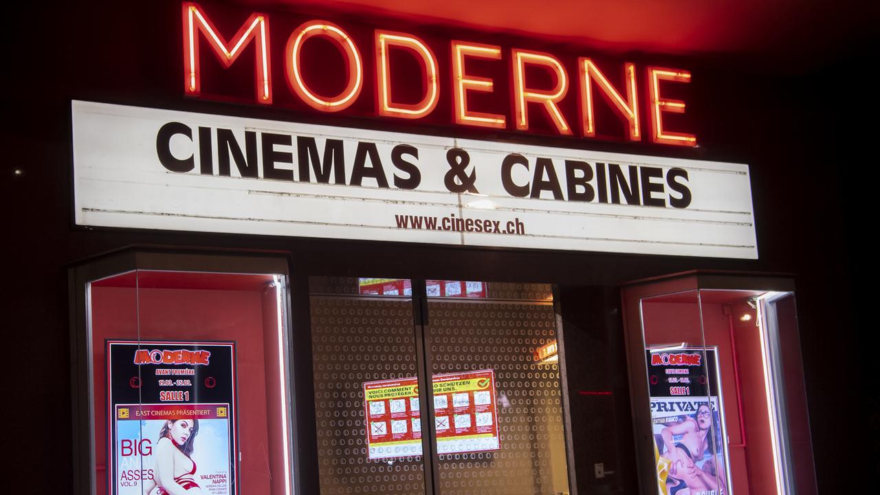 Le cinéma pornographique Moderne de Lausanne s'apprête à fermer ses portes pour laisser place à une crèche-garderie. [Keystone - Jean-Christophe Bott]