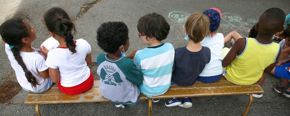 Beaucoup d'enfants ont endossé de nombreuses responsabilités face à leur parent vulnérable [AFP - Hans Lucas]