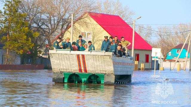 Plus de 4000 personnes ont été évacuées d'une zone inondée à la suite de la rupture d'un barrage dans la région russe d'Orenbourg, dans l'Oural. [AFP - Russian Ministry of Emergency - Anadolu]