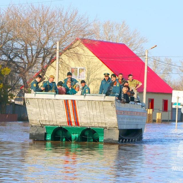 Plus de 4000 personnes ont été évacuées d'une zone inondée à la suite de la rupture d'un barrage dans la région russe d'Orenbourg, dans l'Oural. [AFP - Russian Ministry of Emergency - Anadolu]