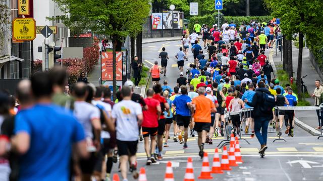 Des coureurs lors des 20 km de Lausanne en 2023. [Keystone - Jean-Christophe Bott]