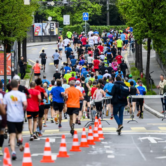 Des coureurs lors des 20 km de Lausanne en 2023. [Keystone - Jean-Christophe Bott]