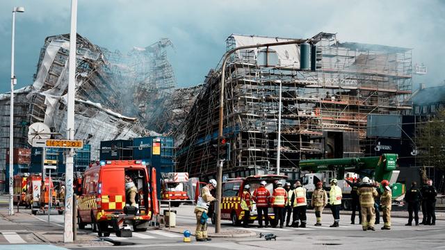 L'ancienne Bourse de la capitale danoise a été ravagée par les flammes mardi. La façade du bâtiment historique s'est effondrée jeudi. [AFP - THOMAS TRAASDAHL]