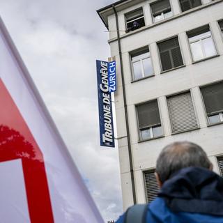 Des journalistes et employés de la Tribune de Genève qui manifestent contre Tamédia. [Keystone - Martial Trezzini]