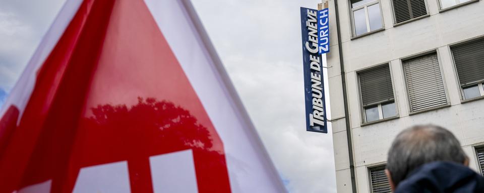 Des journalistes et employés de la Tribune de Genève qui manifestent contre Tamédia. [Keystone - Martial Trezzini]