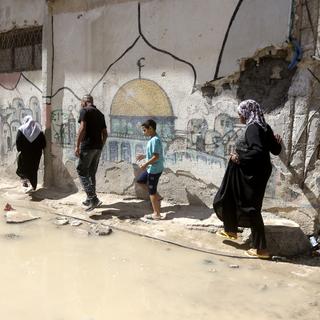 Des réfugiés palestiniens près d'un camp en Cisjordanie. [Keystone/EPA - Alaa Badarneh]