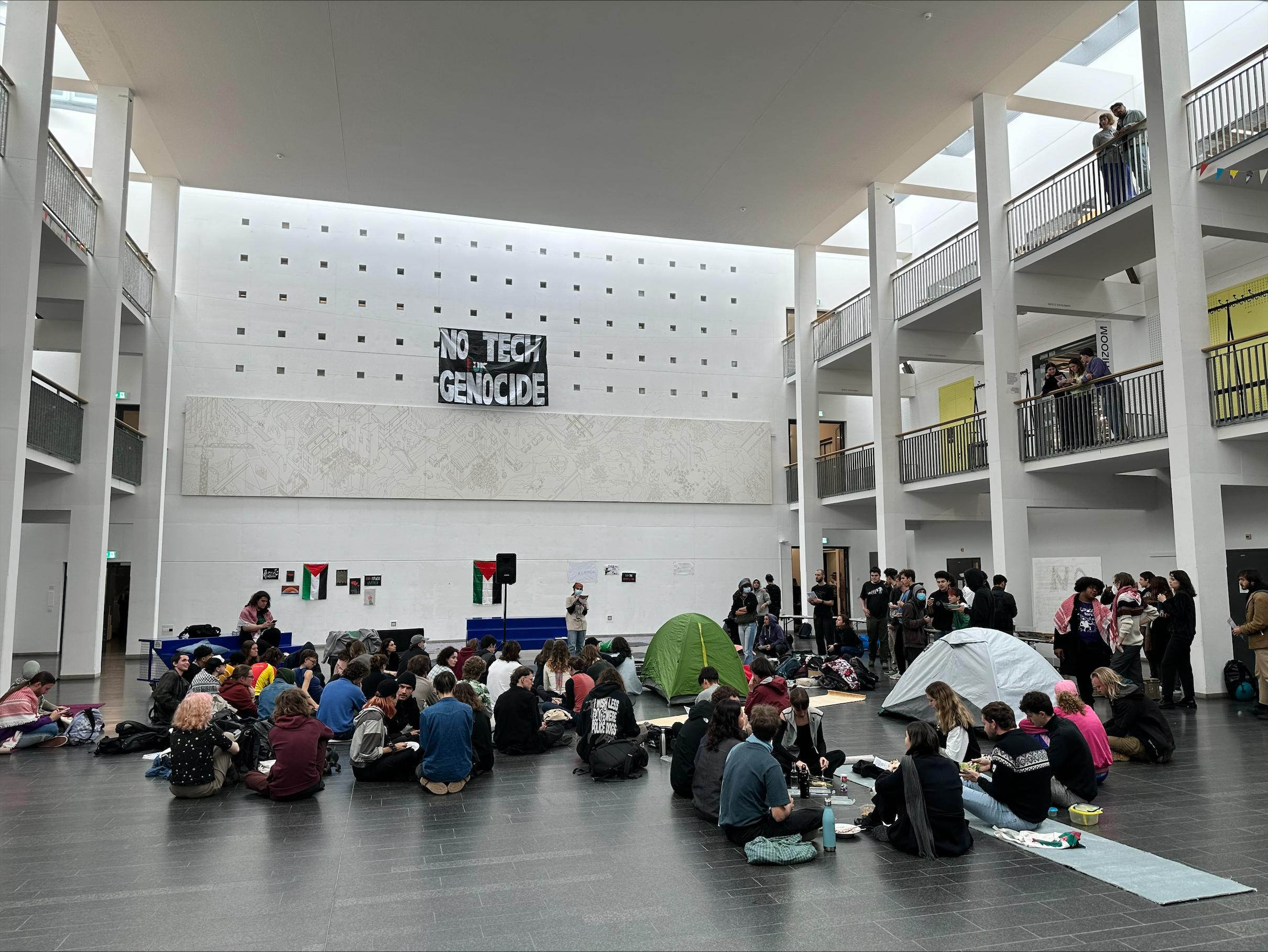 La mobilisation dans un hall de l'EPFL rassemble quelques dizaines d'étudiants. [RTS - Robin Baudraz]