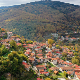 Fourna, le village grec qui s'est sauvé du déclin. [https://visitkarpenissi.gr/fourna/?lang=en - Municipality of Karpenissi]