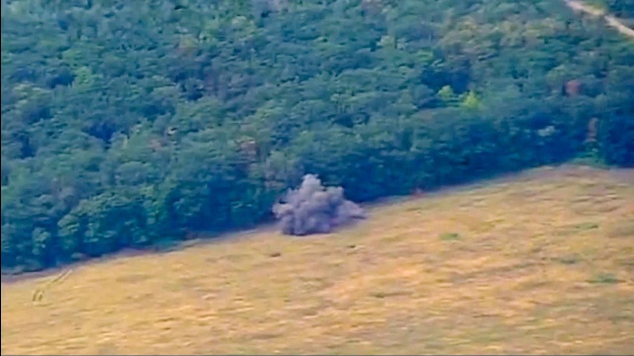 Cette image publiée par le ministère russe de la Défense montre une frappe de drone kamikaze sur son territoire, dans la région de Koursk. [KEYSTONE]