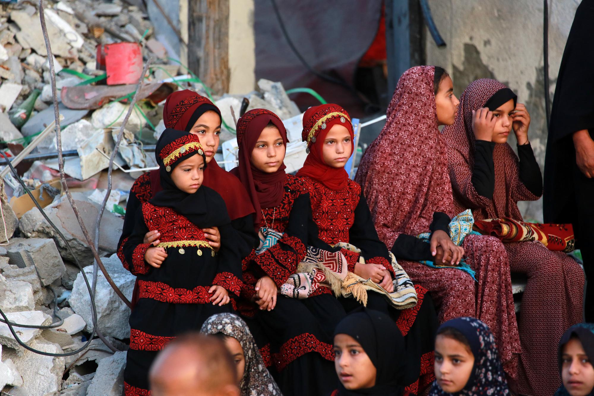 Ces filles palestiniennes se sont réunies à l'occasion de l'Aïd el-Adha à Khan Younès. [AFP - BASHAR TALEB]