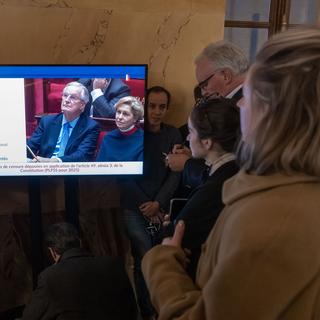 Les journalistes du monde entier ont scrutés la motion de censure votée contre le gouvernement du Premier ministre Michel Barnier. [EPA / Keystone - Christophe Petit Tesson]