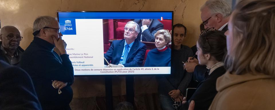 Les journalistes du monde entier ont scrutés la motion de censure votée contre le gouvernement du Premier ministre Michel Barnier. [EPA / Keystone - Christophe Petit Tesson]