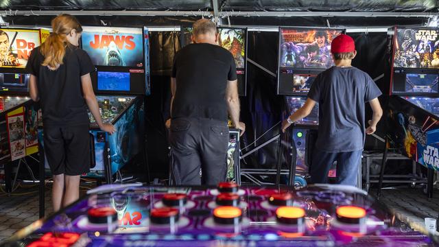 Des visiteurs prennent part aux activites lors du Digital Dreams Festival ce samedi, 7 septembre 2024 a l'Universite de Lausanne (UNIL). [Keystone - Cyril Zingaro]