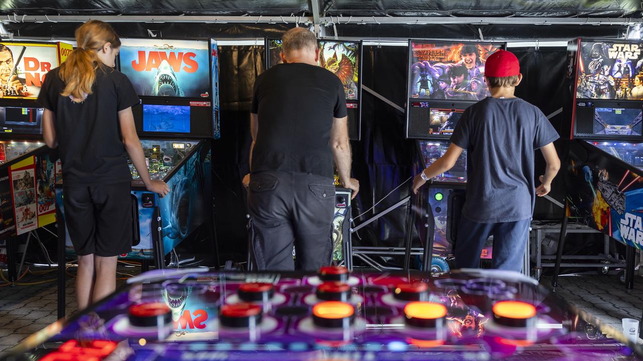 Des visiteurs prennent part aux activites lors du Digital Dreams Festival ce samedi, 7 septembre 2024 a l'Universite de Lausanne (UNIL). [Keystone - Cyril Zingaro]