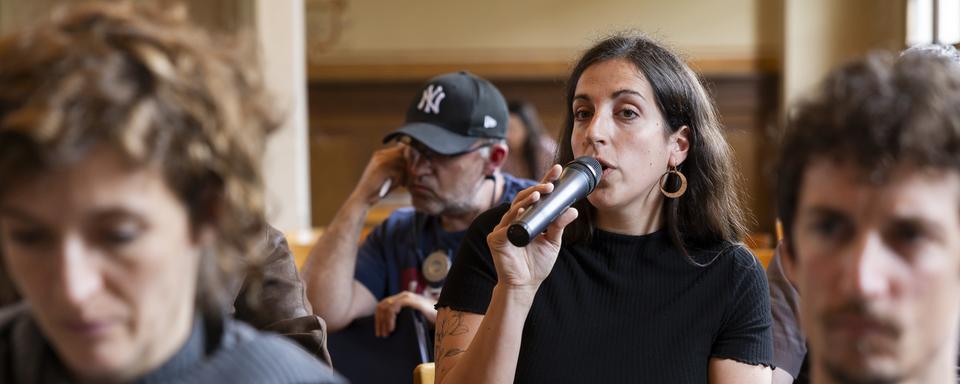 Nicole Vassalli, responsable UNIA lors de la conférence de Vetropack sur la fermeture de l'usine de Saint-Prex. [Keystone - Cyril Zingaro]