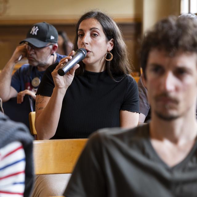 Nicole Vassalli, responsable UNIA lors de la conférence de Vetropack sur la fermeture de l'usine de Saint-Prex. [Keystone - Cyril Zingaro]