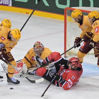 Genève (en jaune) a tenu bon devant les filets d'Antti Raanta. [Burghard Schreyer]