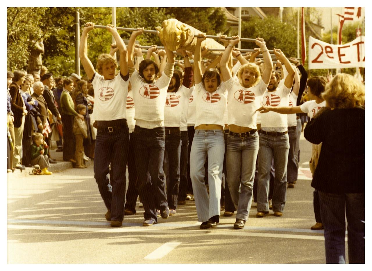 Les Béliers défilent lors d'un cortège en 1978. [Archives cantonales du Jura - ArCJ, 97 J RB 207]