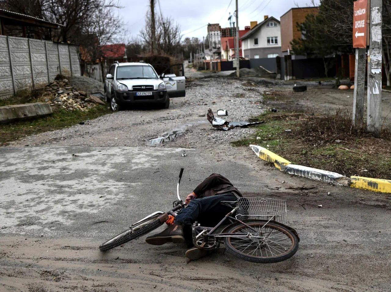 Image d'horreur à Boutcha, à 25 kilomètres au nord-ouest de la capitale Kiev, après le retrait de l'armée russe. [Keystone / Ronaldo Schemidt - Ronaldo Schemidt]