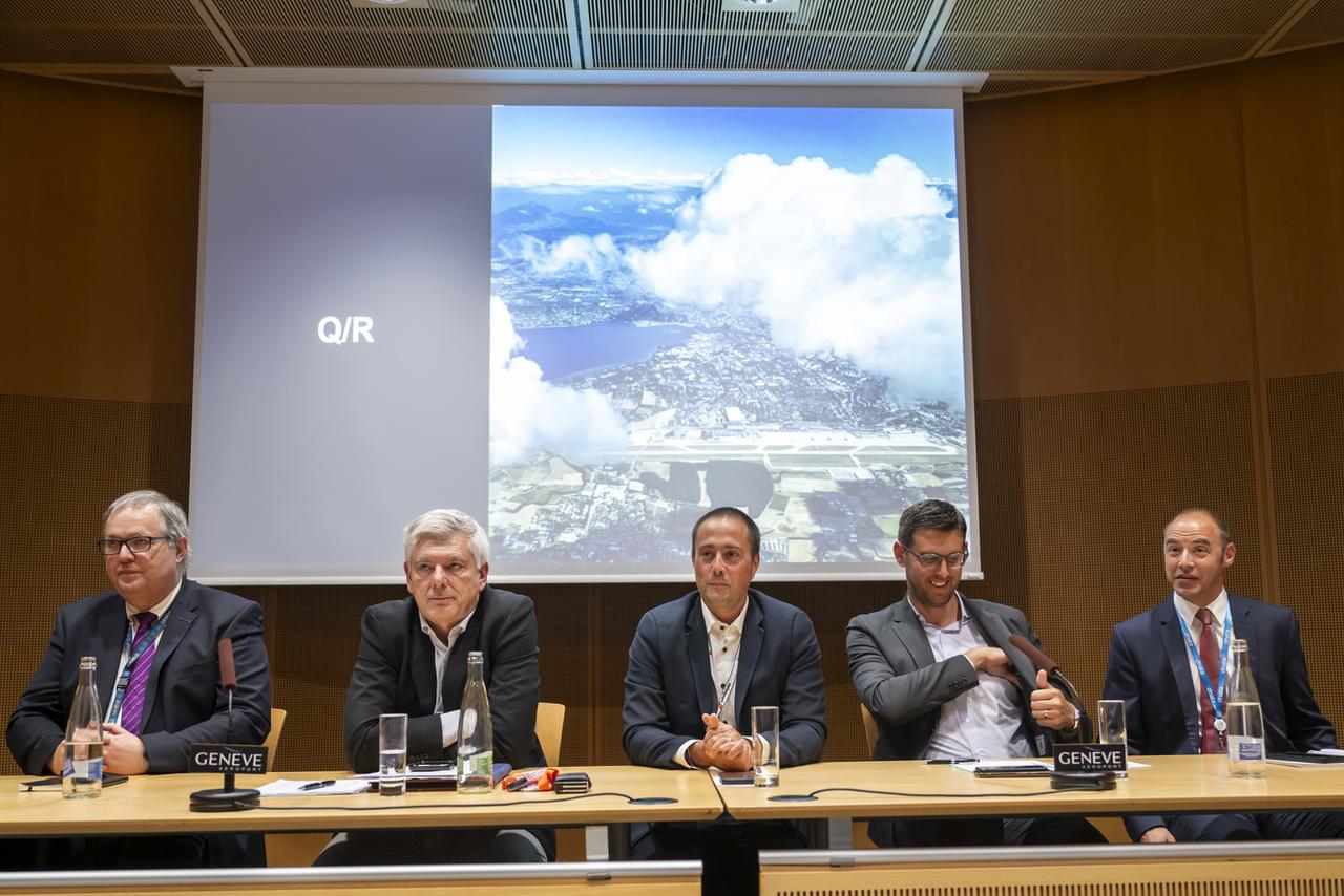 De gauche à droite: André Schneider, Directeur général de Genève Aéroport, Jean-Marc Thévenaz, Directeur d'easy Jet Suisse, Julien Fournier, Directeur des Operations Swissport Genève, Romain Vetter, Directeur de SWISS Suisse romande, Alexandre Koenig, Chef Commercial Officer DNATA Suisse, s'expriment, lors d'une conférence de presse sur les activités aéroportuaires de l'été 2024. [KEYSTONE - MARTIAL TREZZINI]