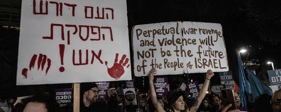 Des pacifistes israéliens manifestent à Tel-Aviv pour dénoncer les crimes de l'armée israélienne à Gaza. [Anadolu via AFP - Mostafa Alkharouf]