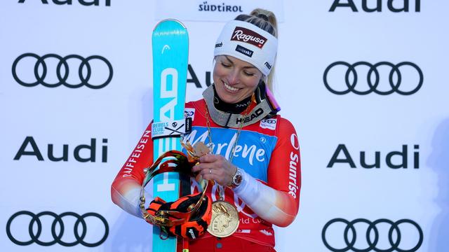 Lara Gut-Behrami compte déjà cinq succès cette saison. Ici, elle celèbre sa victoire lors de l'épreuve de slalom géant de Kronplatz en Italie, le 30 janvier 2024. [KEYSTONE - ANDREA SOLERO]