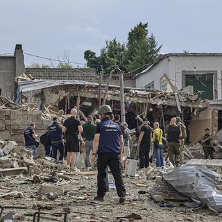 Des bâtiments détruits après une attaque à la bombe en Ukraine, le 23 juin 2024. [Keystone - EPA/Sergey Kozlov]