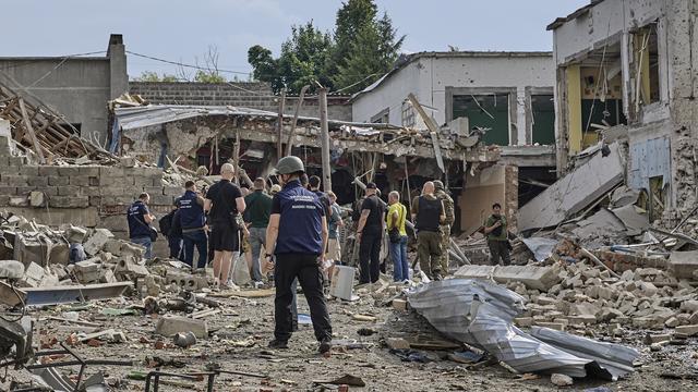 Des bâtiments détruits après une attaque à la bombe en Ukraine, le 23 juin 2024. [Keystone - EPA/Sergey Kozlov]