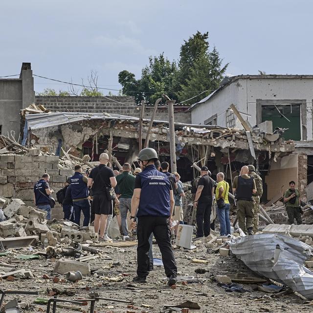 Des bâtiments détruits après une attaque à la bombe en Ukraine, le 23 juin 2024. [Keystone - EPA/Sergey Kozlov]