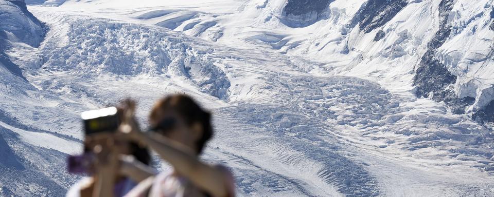 Les touristes affluent sur les montagnes enneigées de Suisse cet hiver, encore plus que la saison précédente. [Keystone - Christian Beutler]