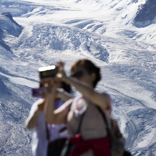 Les touristes affluent sur les montagnes enneigées de Suisse cet hiver, encore plus que la saison précédente. [Keystone - Christian Beutler]