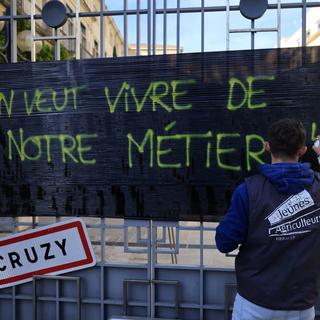 Les agriculteurs français manifestent contre l'accord de libre-échange Mercosur. [Keystone/EPA - Guillaume Horcajuela]