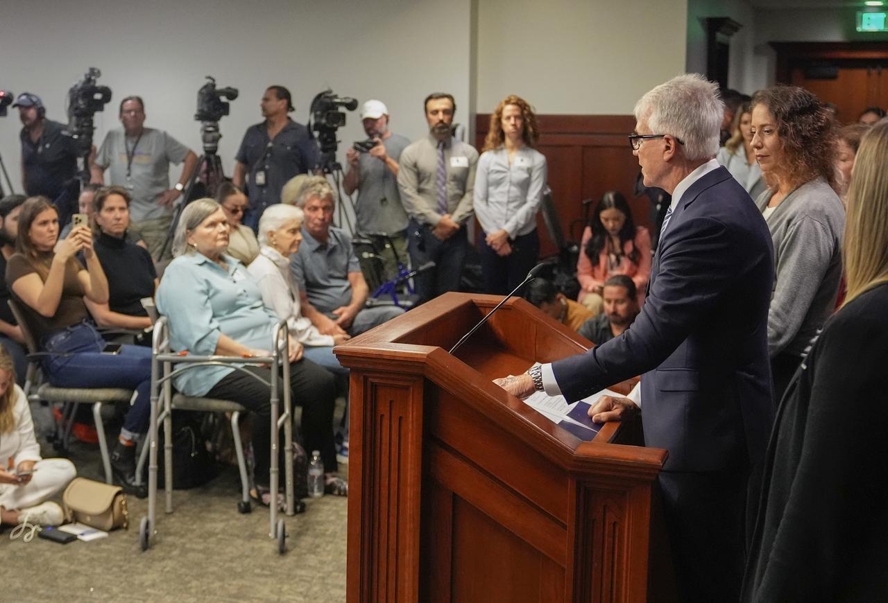 Le procureur du comté de Los Angeles George Gascon, entouré de membres de la famille Menedez, s'exprime lors d'une conférence de presse, le 24 octobre 2024, à Los Angeles. [KEYSTONE - DAMIAN DOVARGANES]