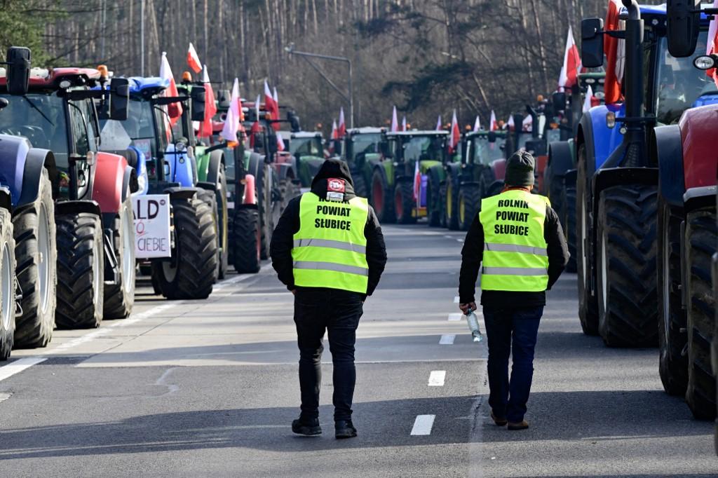 Des agriculteurs polonais ont bloqué un point de passage frontalier avec l'Allemagne. [AFP - John MacDougall]