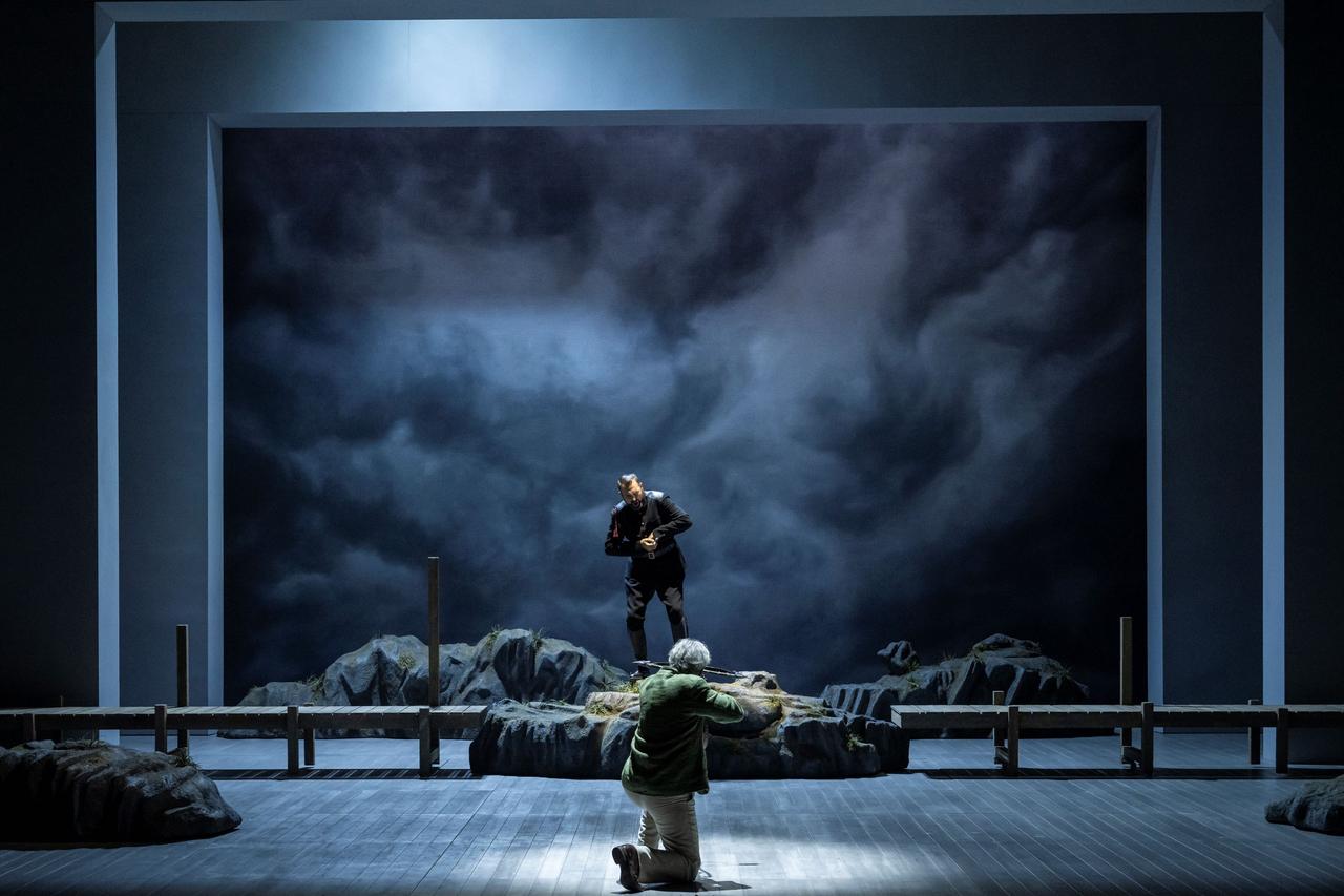 Guillaume Tell (Jean-Sébastien Bou) tire sur Gessler (Luigi De Donato) dans l'acte IV de l'opéra. [Opéra de Lausanne - Carole Parodi]