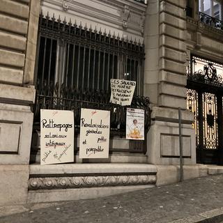 Des affiches de la manifestation des employés des services publics et parapublics vaudois à Lausanne lundi soir. [RTS - Margaux Reguin]