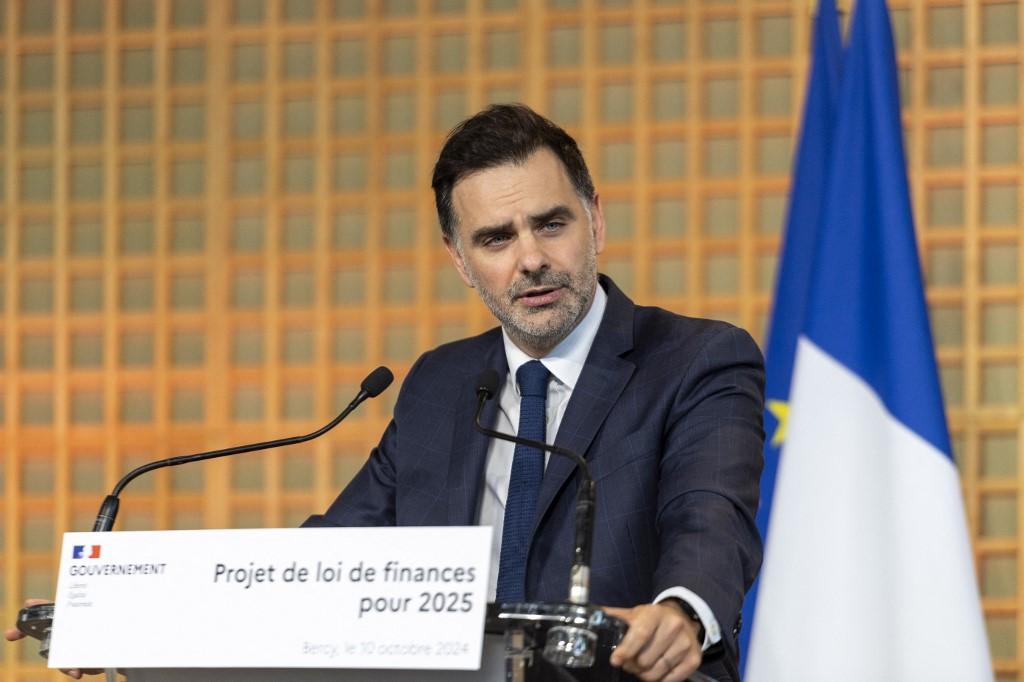 Le ministre francais du Budget, Laurent Saint-Martin, présente le projet de loi de finances 2025 à Paris, le 10 octobre 2024. [Hans Lucas via AFP - SERGE TENANI]