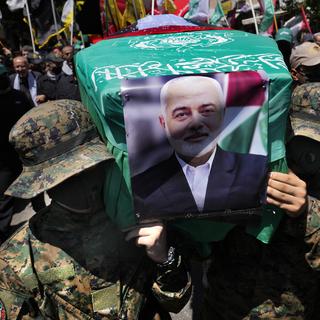 Des combattants du Hamas à une cérémonie symbolique au Liban pour leur leader tué par Israël à Téhéran (Iran). [Keystone/AP Photo - Hussein Malla]