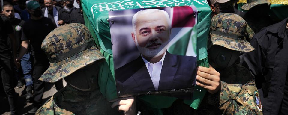 Des combattants du Hamas à une cérémonie symbolique au Liban pour leur leader tué par Israël à Téhéran (Iran). [Keystone/AP Photo - Hussein Malla]