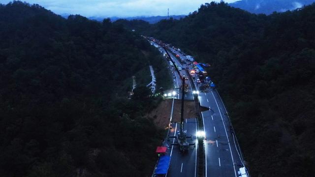 L'effondrement d'une autoroute dans le sud de la Chine a fait plusieurs dizaines de victimes. [Keystone - Xinhua - Wang Ruping - EPA]