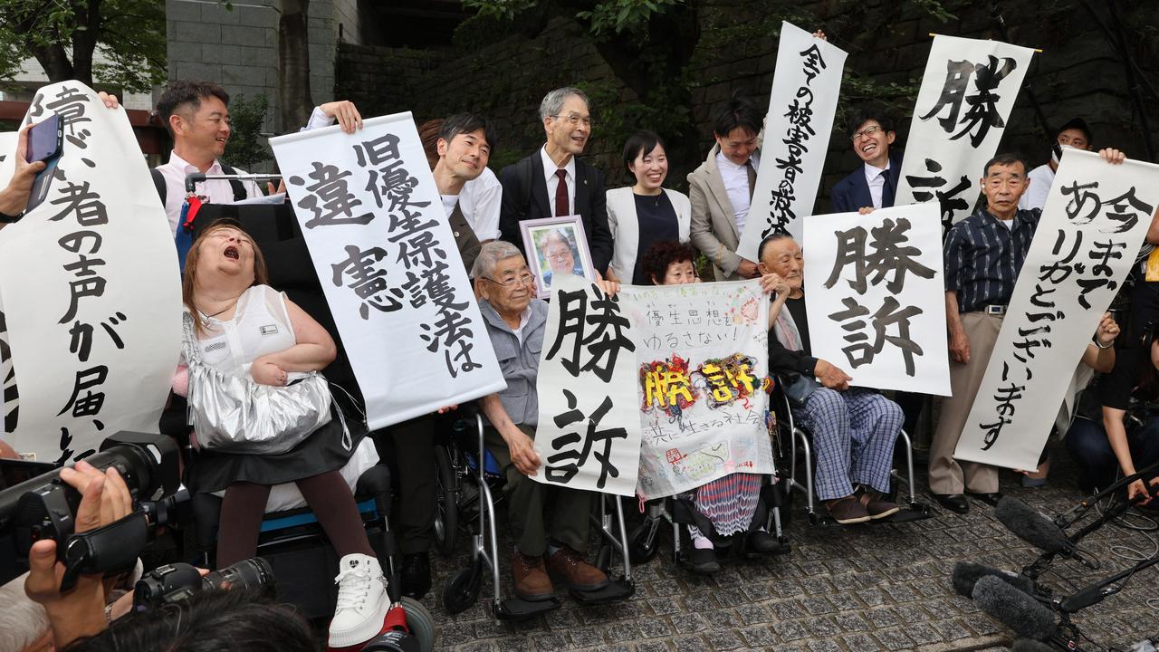 Les plaignants célèbrent le verdict de la Cour suprême, qui a jugé inconstitutionnelle la loi aujourd'hui caduque ayant conduit à la stérilisation forcée de milliers de personnes dans le pays. [AFP - Chiyoda Ward]