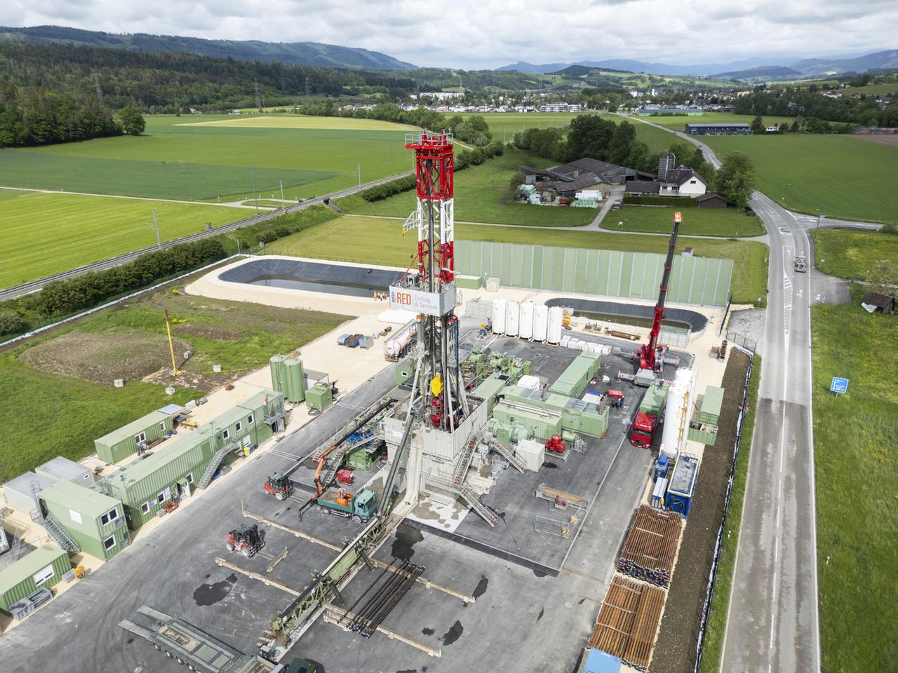 Vue du site de géothermie profonde à Glovelier (Haute-Sorne, Jura). [Keystone - Peter Klaunzer]